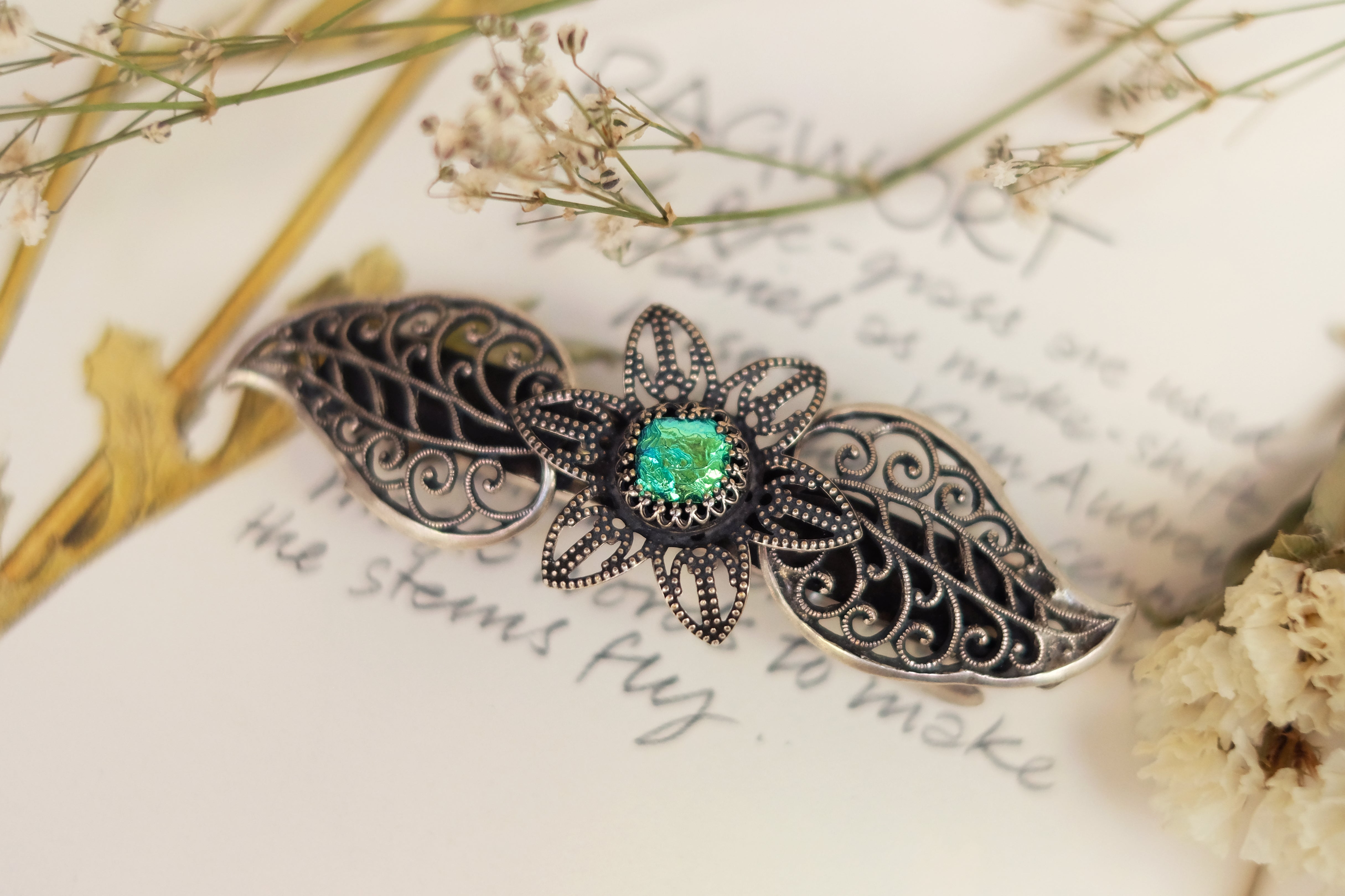 Petal and leaf | Medium Barrette