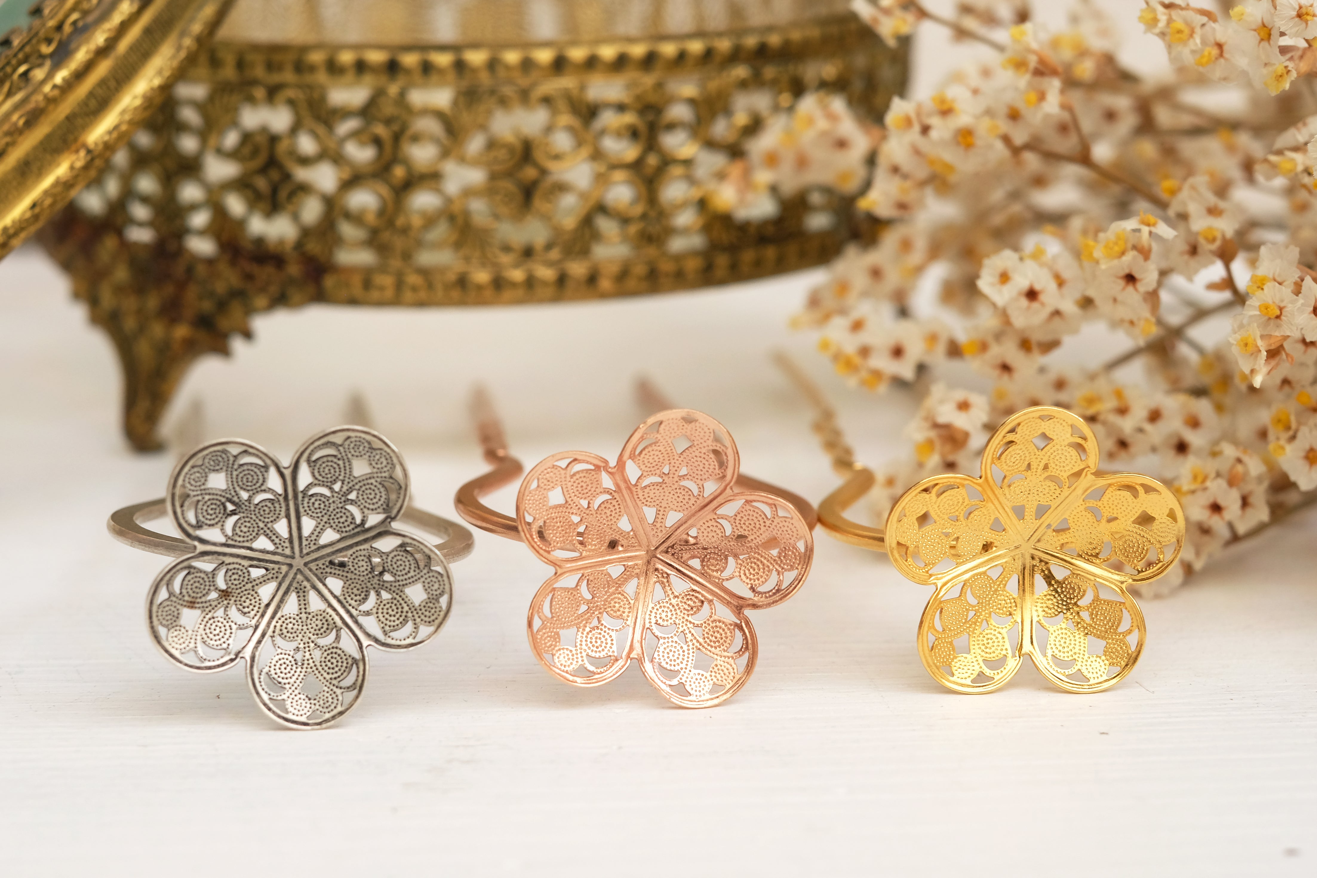 Lacy Flower | Prongs