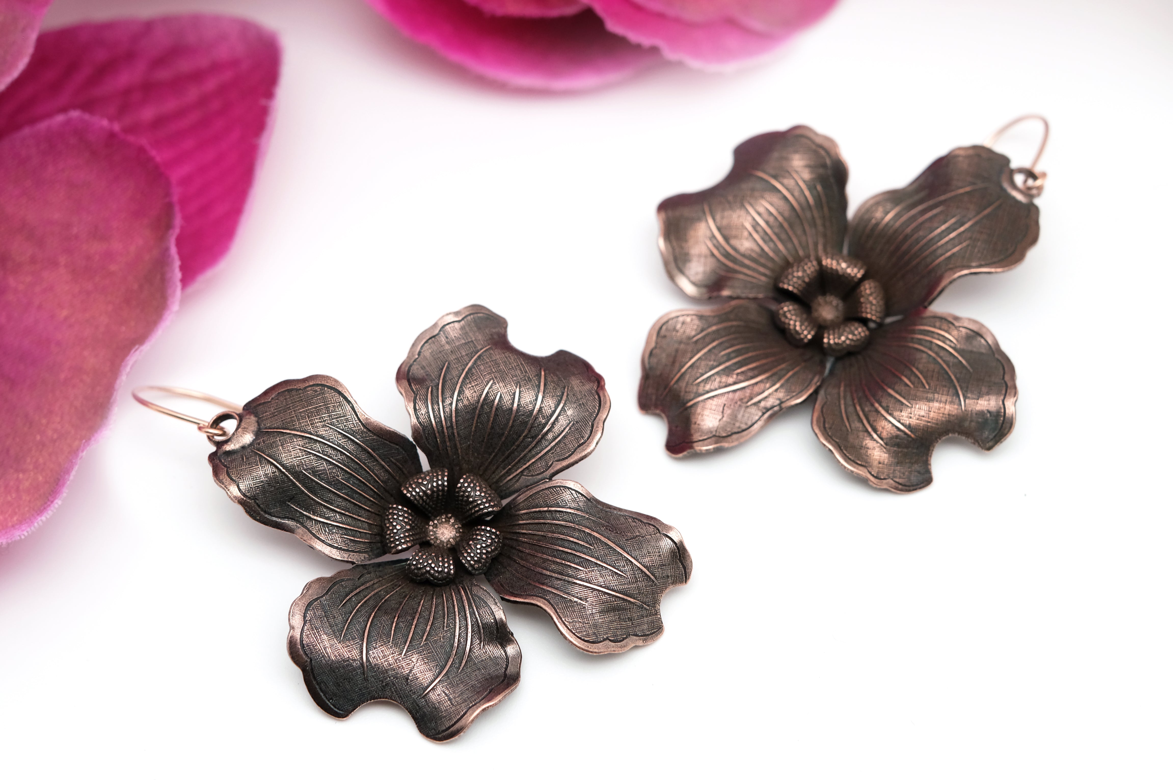 2 Flowers Hugging | Dangling Earrings