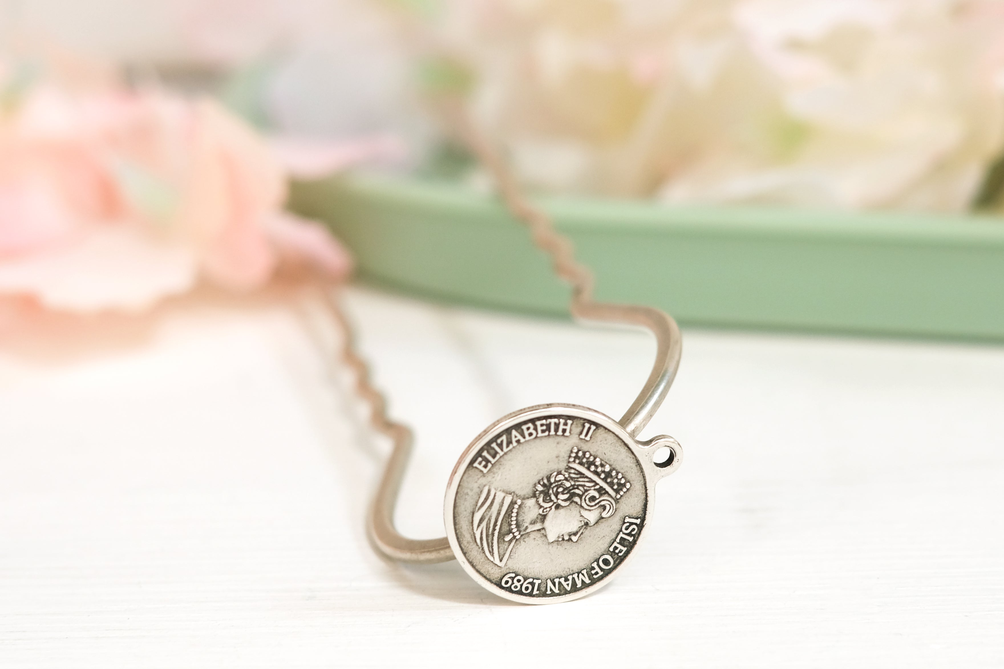 Elizabeth II Coin Small | Prongs