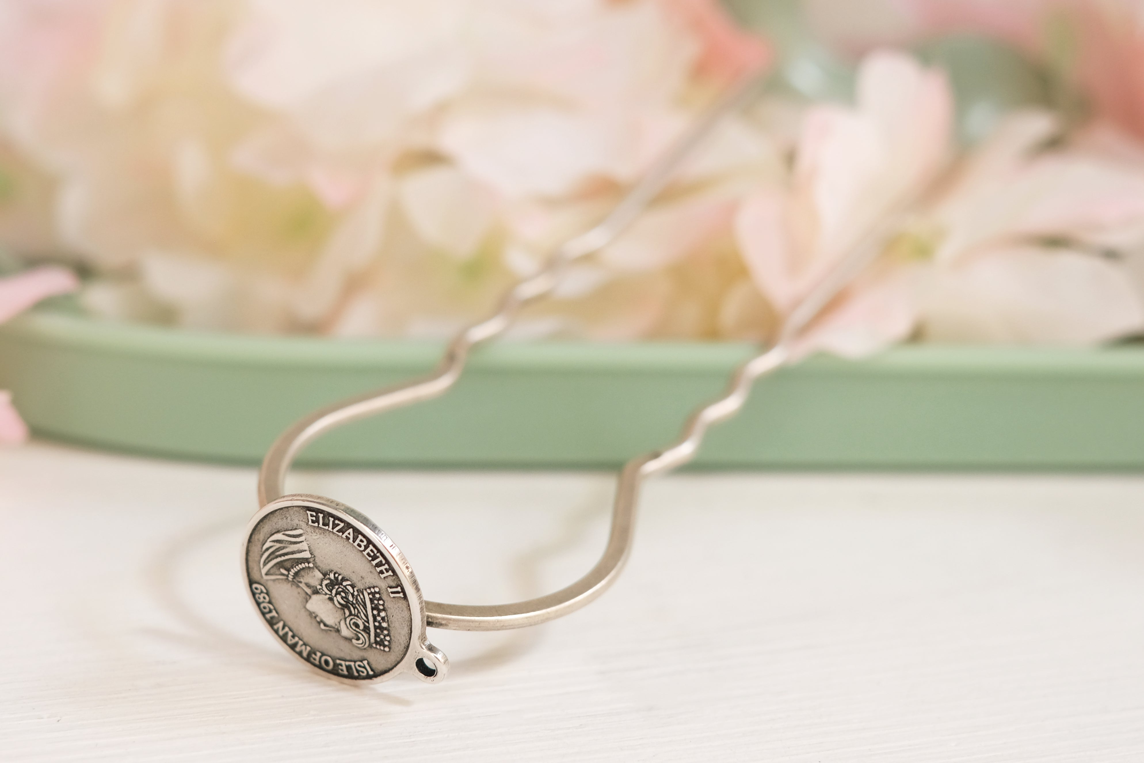 Elizabeth II Coin Small | Prongs