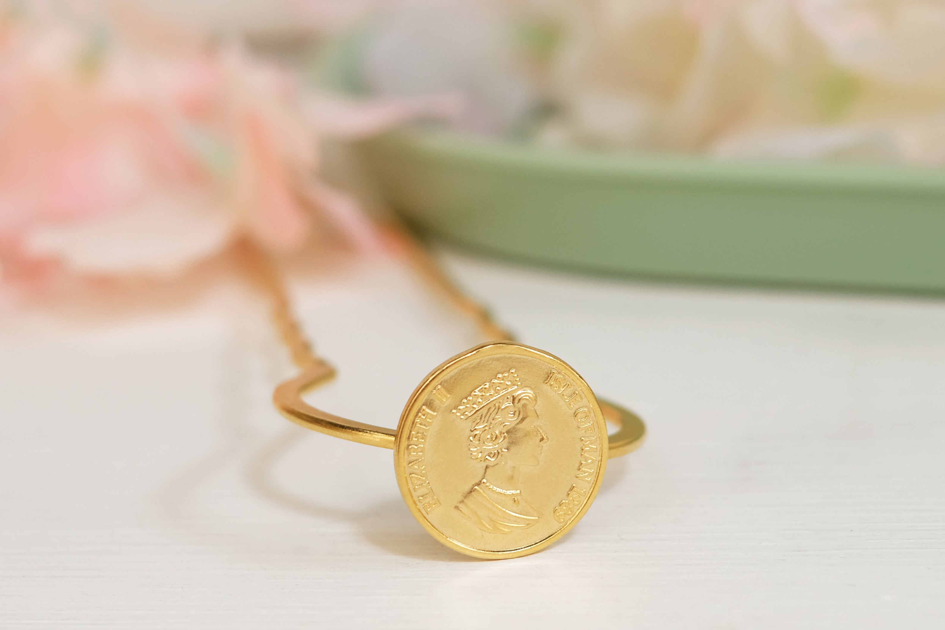 Elizabeth II Coin Small | Prongs