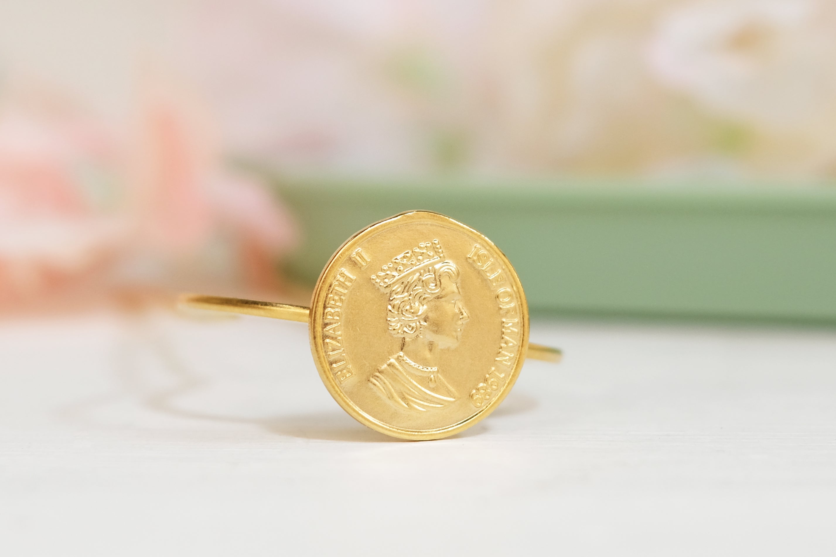 Elizabeth II Coin Small | Prongs