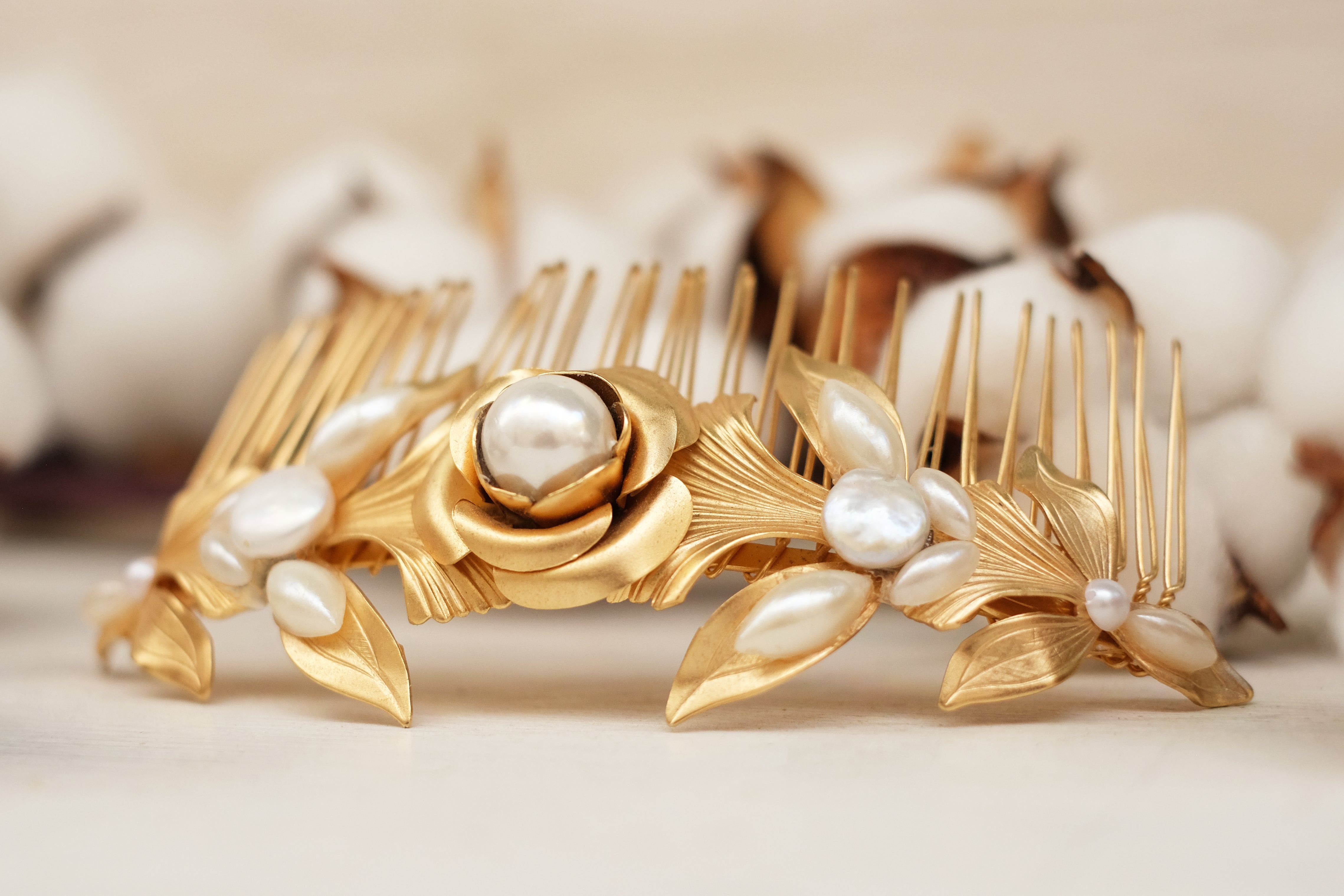 hair comb inlaid with pearl. details with gold plated rose flower and leaves. 