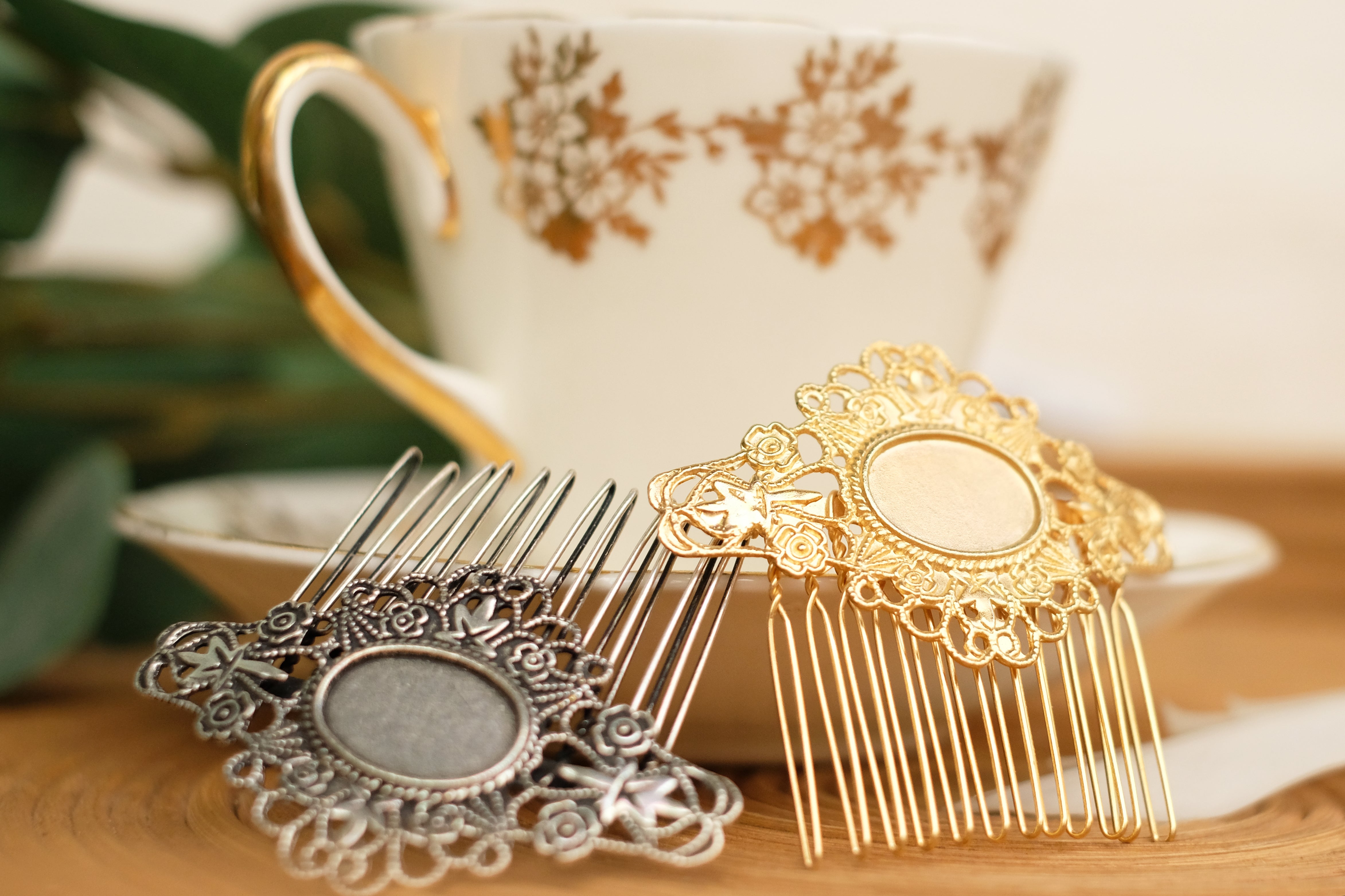 hair comb with pocket mirror detailed. in oxide silver and gold plated 